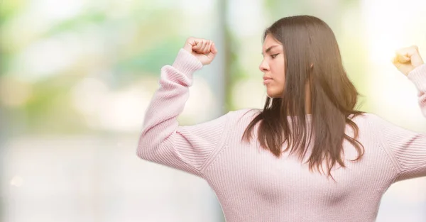 Joven Mujer Hispana Hermosa Usando Suéter Que Muestra Los Músculos — Foto de Stock