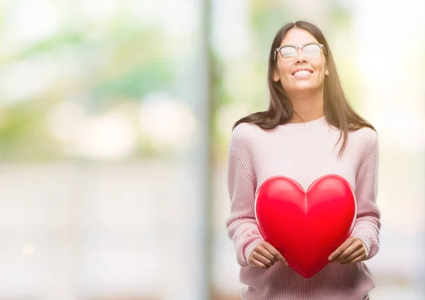 Junge Hispanische Frau Mit Verliebtem Herzen Und Glücklichem Gesicht Stehen — Stockfoto