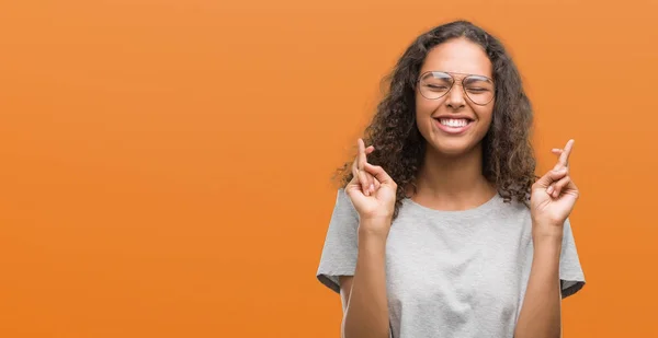 Mulher Hispânica Jovem Bonita Usando Óculos Sorrindo Cruzando Dedos Com — Fotografia de Stock