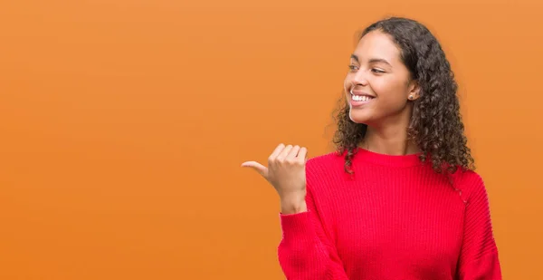 Mulher Hispânica Jovem Vestindo Camisola Vermelha Sorrindo Com Rosto Feliz — Fotografia de Stock