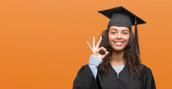 Jonge Spaanse Vrouw Afstuderen Uniforme Doen Teken Met Vingers Uitstekende — Stockfoto