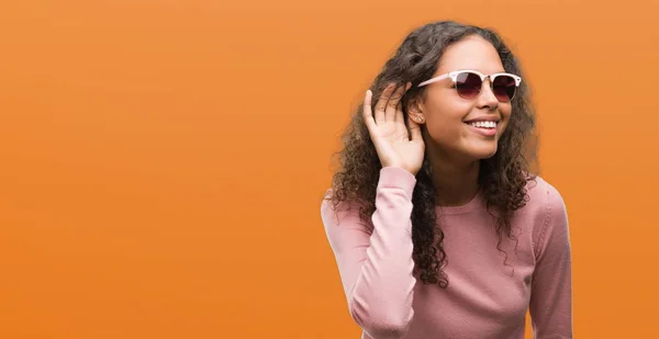 Mooie Jonge Spaanse Vrouw Dragen Van Een Zonnebril Glimlachend Met — Stockfoto