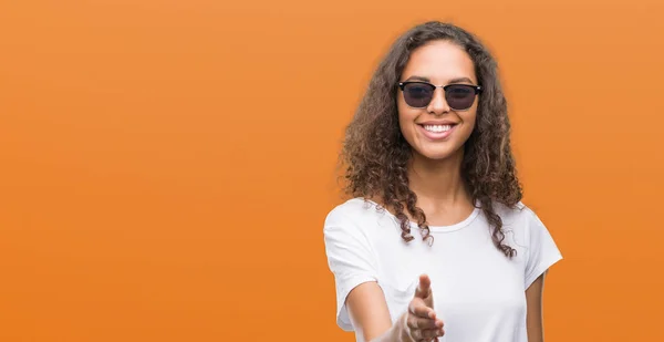 Young Hispanic Woman Wearing Sunglasses Smiling Friendly Offering Handshake Greeting — Stock Photo, Image