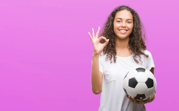 Junge Hispanische Frau Mit Fußballball Tut Zeichen Mit Fingern Ausgezeichnetes — Stockfoto