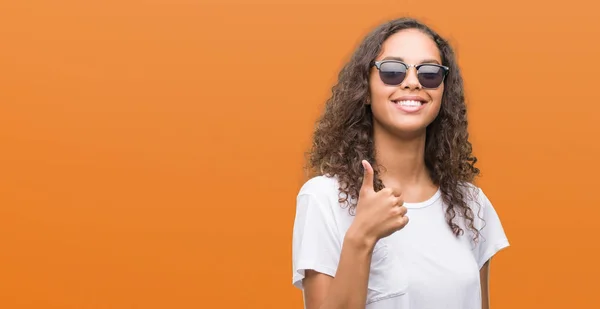 Mulher Hispânica Jovem Usando Óculos Sol Fazendo Polegares Felizes Gesto — Fotografia de Stock