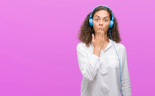 Jeune Femme Hispanique Portant Casque Couvrir Bouche Avec Main Choquée — Photo