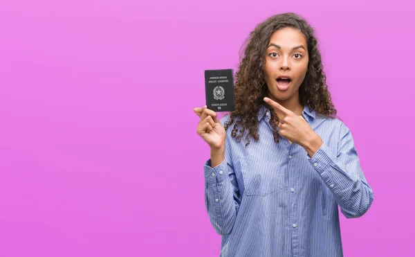 Νεαρή Γυναίκα Ισπανόφωνος Κατέχουν Διαβατήριο Της Ιταλίας Πολύ Χαρούμενος Δείχνοντας — Φωτογραφία Αρχείου