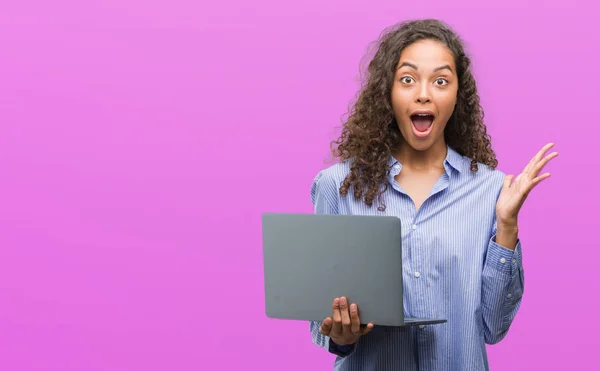 Mujer Hispana Joven Sosteniendo Computadora Portátil Muy Feliz Emocionada Expresión —  Fotos de Stock