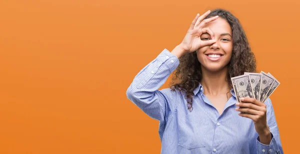 Jovem Hispânica Segurando Dólares Com Rosto Feliz Sorrindo Fazendo Sinal — Fotografia de Stock