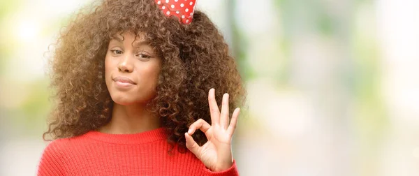 Mujer Afroamericana Celebra Cumpleaños Haciendo Signo Con Los Dedos Excelente —  Fotos de Stock