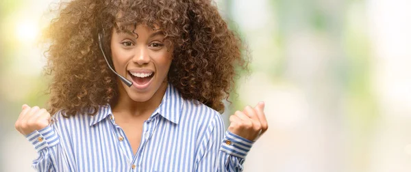 Africano Americano Call Center Operador Mujer Gritando Orgulloso Celebrando Victoria —  Fotos de Stock