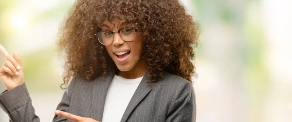 Mulher Negócios Afro Americana Usando Óculos Sorrindo Olhando Para Câmera — Fotografia de Stock