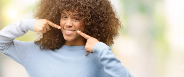 Mujer Afroamericana Vistiendo Suéter Sonriendo Confiado Mostrando Señalando Con Los — Foto de Stock