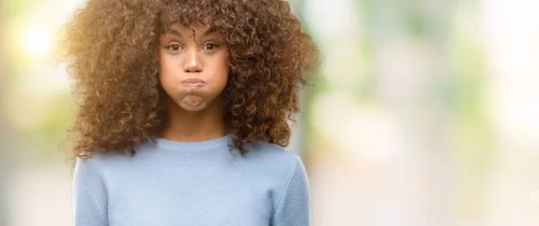 Mujer Afroamericana Usando Suéter Hinchando Mejillas Con Cara Graciosa Boca —  Fotos de Stock