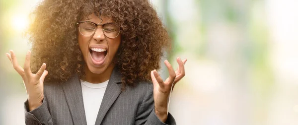 Mujer Negocios Afroamericana Con Gafas Celebrando Loco Loco Por Éxito — Foto de Stock