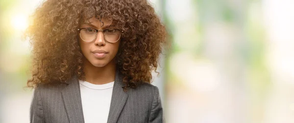 Mulher Negócios Afro Americana Usando Óculos Céticos Nervosos Franzindo Testa — Fotografia de Stock