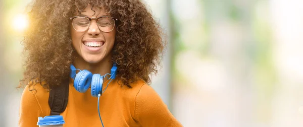 African American Student Kvinna Självsäker Och Glad Med Ett Stort — Stockfoto