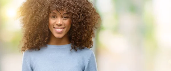 Mulher Afro Americana Vestindo Uma Camisola Com Sorriso Feliz Legal — Fotografia de Stock