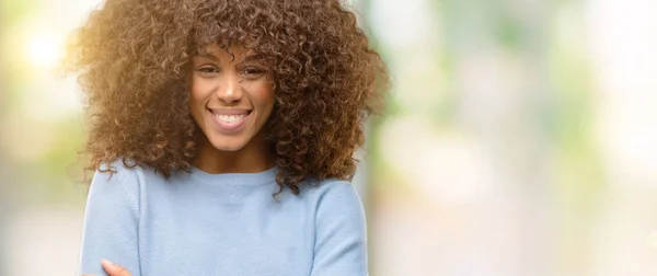 Mulher Afro Americana Vestindo Uma Camisola Feliz Rosto Sorrindo Com — Fotografia de Stock