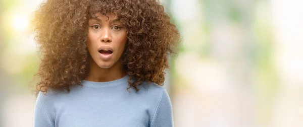 African American Vrouw Het Dragen Van Een Sweater Bang Geschokt — Stockfoto