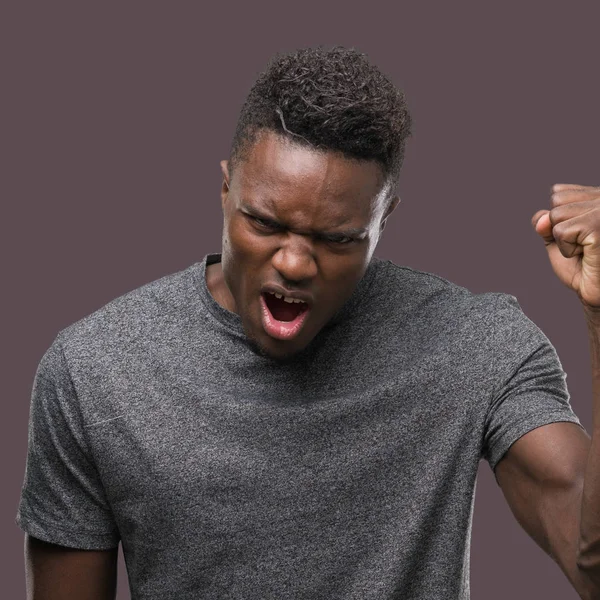Jonge African American Man Die Grijs Shirt Boos Gekke Verhogen — Stockfoto