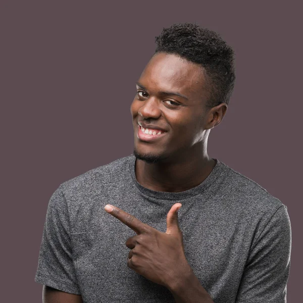 Fiatal Afroamerikai Férfi Vidám Mosollyal Arcát Mutatva Kéz Ujjak Oldalán — Stock Fotó
