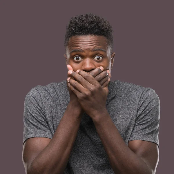 Unga Afroamerikanska Man Klädd Grå Shirt Chockade Som Täcker Munnen — Stockfoto