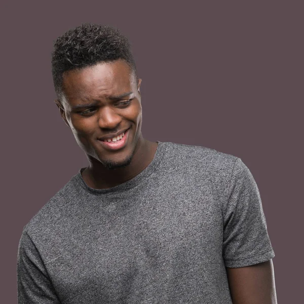 Νεαρός Αφρικανική Αμερικανική Άνθρωπος Που Φορώντας Γκρι Μπλούζα Βλέπει Μακριά — Φωτογραφία Αρχείου