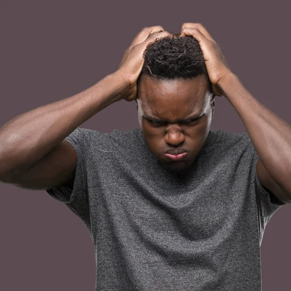年轻的非洲裔美国人身穿灰色 患有头痛绝望和紧张 因为疼痛和偏头痛 手在头上 — 图库照片