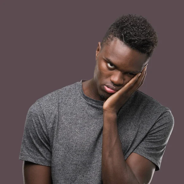 Jovem Afro Americano Vestindo Camiseta Cinza Pensando Cansado Entediado Com — Fotografia de Stock