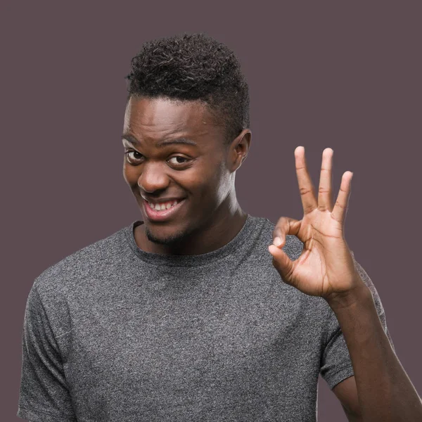 Unga Afroamerikanska Man Klädd Grå Shirt Leende Positiva Gör Tecken — Stockfoto