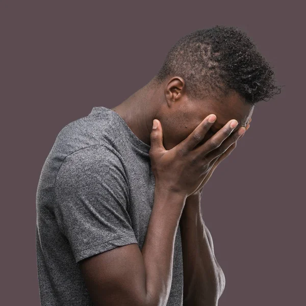 Jovem Afro Americano Vestindo Camiseta Cinza Com Expressão Triste Cobrindo — Fotografia de Stock