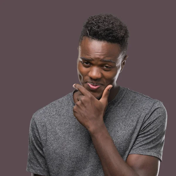 Jovem Afro Americano Vestindo Camiseta Cinza Olhando Confiante Para Câmera — Fotografia de Stock