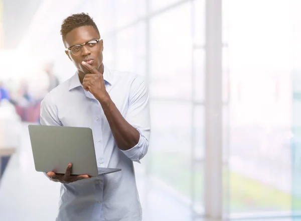 若いアフリカ系アメリカ人実業家コンピューター ラップトップ深刻な顔を考えて質問を非常に使用して混乱の考え — ストック写真