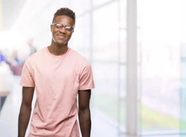 Unga Afroamerikanska Man Klädd Rosa Shirt Leende Seende Sidan Och — Stockfoto