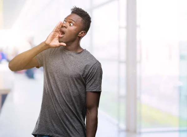 Молодой Африканский Американец Серой Футболке Кричащий Громко Бок Рукой Рту — стоковое фото