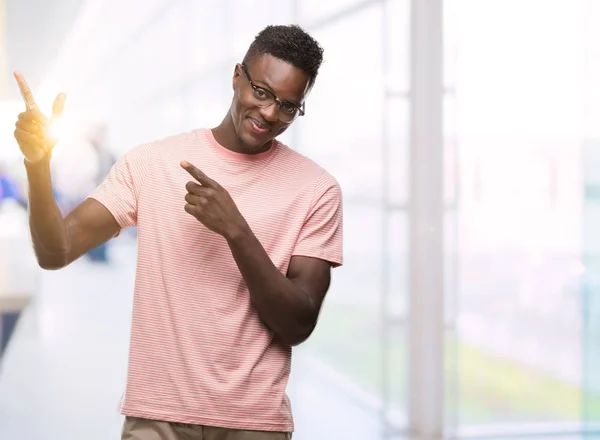 Junger Afrikanisch Amerikanischer Mann Rosa Shirt Lächelt Und Blickt Die — Stockfoto