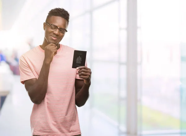 Młody Człowiek African American Posiadający Paszport Kanadyjski Poważny Wyraz Twarzy — Zdjęcie stockowe