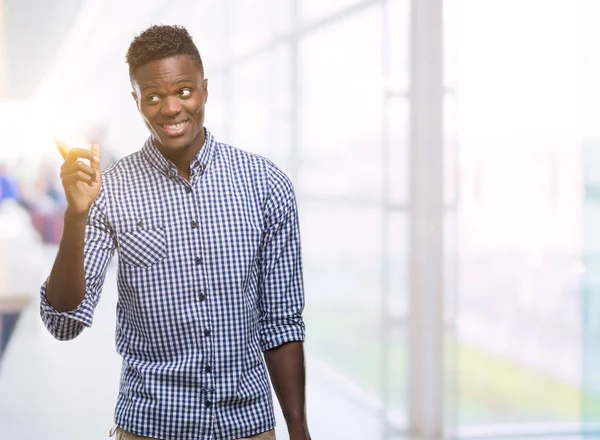 Afroamerikansk Yngling Klädd Blå Tröja Med Ett Stort Leende Ansiktet — Stockfoto