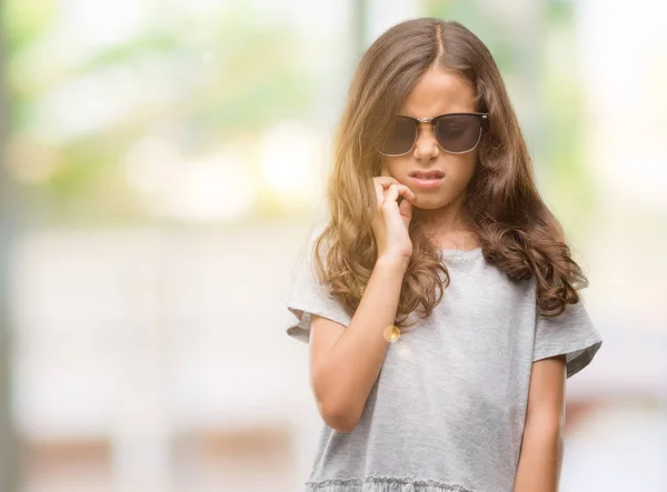 Bruneta Hispánský Dívka Která Nosí Sluneční Brýle Dotýkají Úst Rukou — Stock fotografie