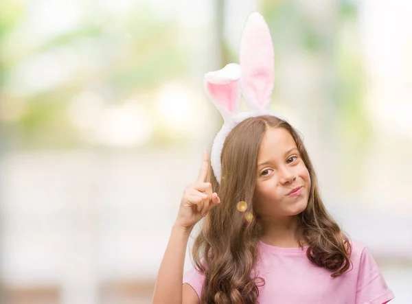 Chica Hispana Morena Con Orejas Conejo Pascua Sorprendida Con Una —  Fotos de Stock
