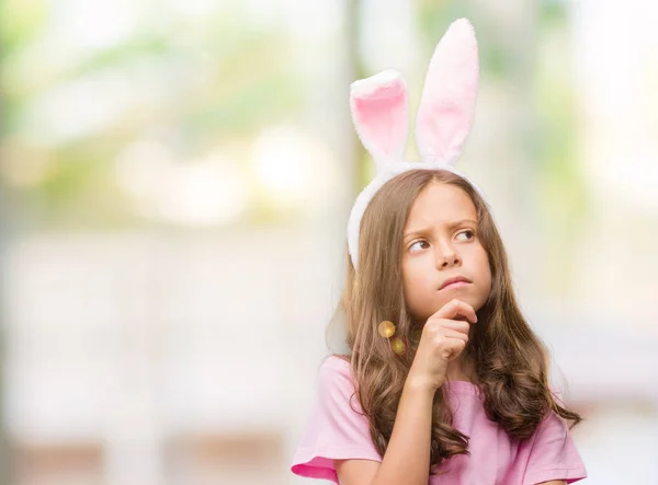 Morena Chica Hispana Con Orejas Conejo Pascua Cara Seria Pensando — Foto de Stock
