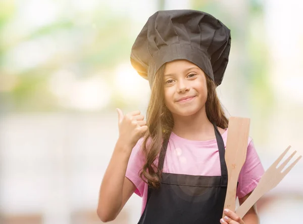 Esmer Latin Kız Cook Mutlu Işareti Başparmak Ile Parmak Mükemmel — Stok fotoğraf