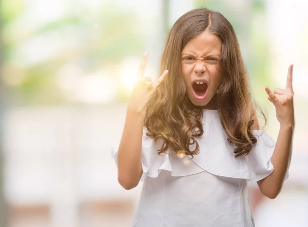 Bruna Ragazza Ispanica Gridando Con Espressione Pazza Facendo Simbolo Rock — Foto Stock