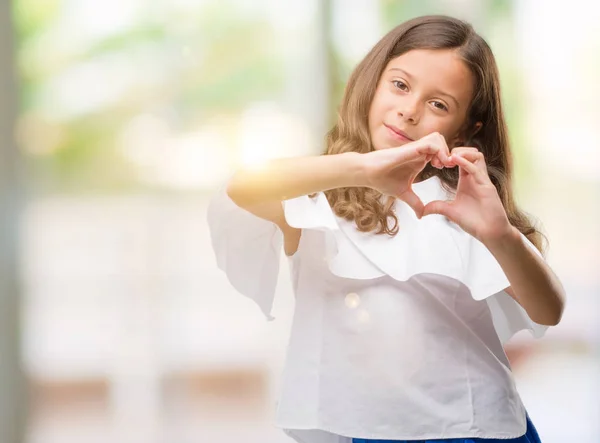 Brunette Spaanse Meisje Glimlachend Liefde Met Hartsymbool Vorm Met Handen — Stockfoto