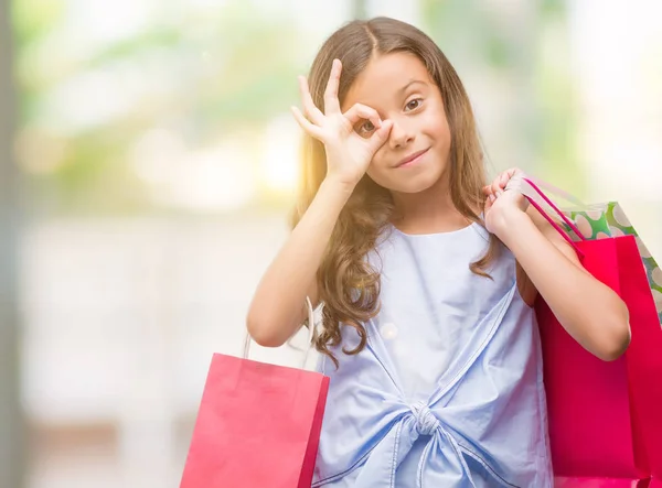 Brunette Spaanse Meisje Boodschappentassen Houden Met Blij Gezicht Lachend Doen — Stockfoto