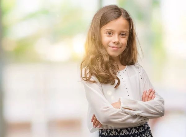 Brünettes Hispanisches Mädchen Mit Fröhlichem Gesicht Das Mit Verschränkten Armen — Stockfoto