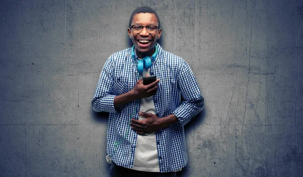 Αφρικανική Μαύρο Άντρα Φοιτητή Smartphone Αυτοπεποίθηση Και Χαρούμενοι Ένα Μεγάλο — Φωτογραφία Αρχείου