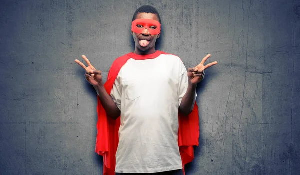 Африканский Черный Супергерой Смотрит Камеру Показывая Щипцы Делая Знак Победы — стоковое фото