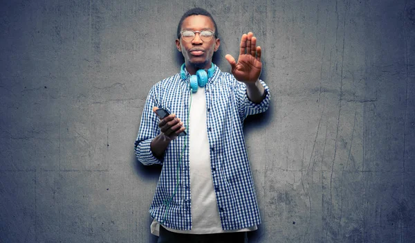 Africano Negro Estudante Com Smartphone Irritado Com Atitude Fazendo Sinal — Fotografia de Stock